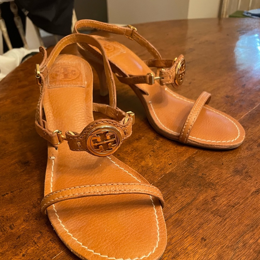Tory Burch  sandal 7 1/2 good condition.